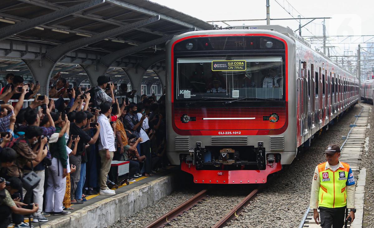 Antusiasme Warga Saksikan Parade Napak Tilas 100 Tahun Operasional KRL di Indonesia
