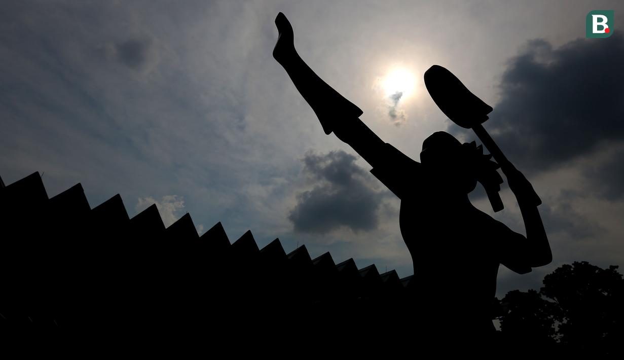 <p>Patung seorang pebulu tangkis di Istora Senayan, Jakarta menjelang Indonesia Open 2023 pada Senin (12/06/2023). Ketua Panpel Armand Darmadji mengungkapkan bahwa tahun ini akan menjadi edisi terakhir turnamen BWF Super 1000 tersebut di Istora Senayan sebelum dipindahkan ke arena yang lebih besar yakni Indoor Multifunction Stadium. (Bola.com/Bagaskara Lazuardi)</p>