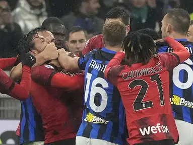 Laga antara AC Milan kontra Inter Milan pada pekan ke-33 Serie A Liga Italia 2023/2024 yang menjadi laga resmi Derby Della Madonnina edisi ke-239 diwarnai beberapa momen panas. Wasit pun terpaksa mengeluarkan 6 kartu kuning dan 3 kartu merah dalam laga tersebut yang berujung kebahagiaan bagi Inter Milan yang akhirnya menyegel gelar Liga Italia ke-20 sepanjang sejarah. Berikut beberapa momen panas yang terekam kamera. (AP Photo/Luca Bruno)