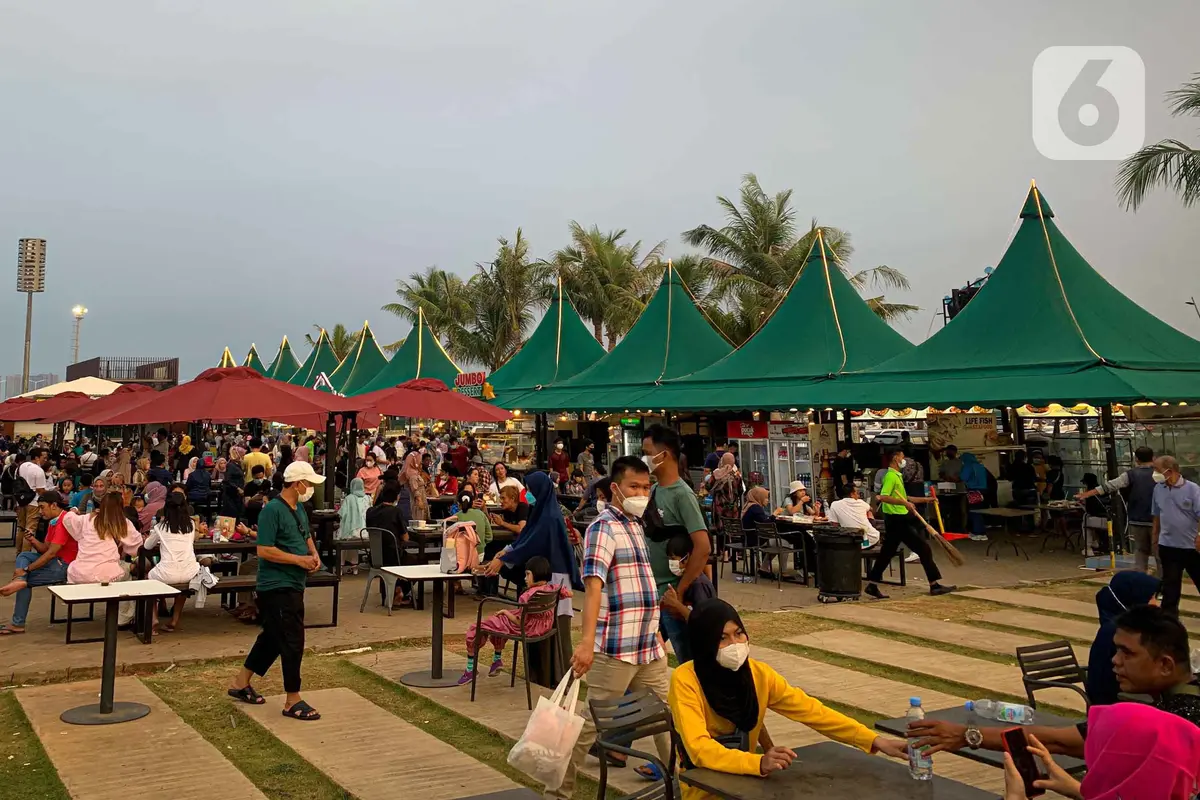Wisatawan memenuhi lokasi Wisata Pantai Pasir Putih PIK 2, Tanggerang, Banten, Minggu (3/9/2021)Pelonggaran Tempat Wisata, Pantai Pasir Putih PIK Penuh Wisatawan