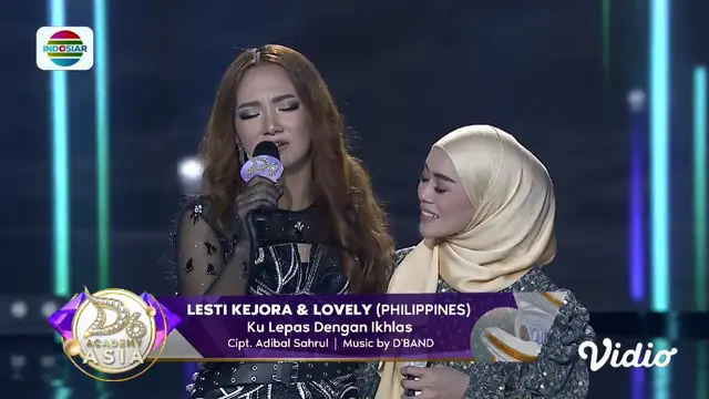 Lesti Kejora berduet dengan Lovely di ajang Dangdut Academy Asia 6.