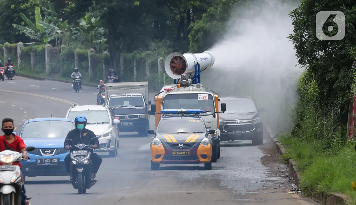 Sebuah mobil gunner spraying menyemprotkan cairan disinfektan di kawasan Serpong, Tangerang Selatan, Sabtu (2/5/2020). Mobil yang mampu menampung cairan disinfektan sebanyak 5.000 liter akan menyemprotkan setiap hari Sabtu. (Liputan6.com/Fery Pradolo)