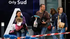 Orang-orang yang berada di Bandara Orly di Paris, Prancis, dievakuasi menyusul sebuah insiden penembakan yang terjadi pada Sabtu, (18/3). (AP Photo)