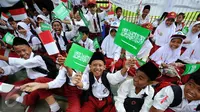 Pelajar SD mengibarkan bendera kedua negara untuk menyambut kedatangan Presiden Joko Widodo bersama Raja Arab Saudi, Salman bin Abdulaziz di sekitar Istana Bogor, Rabu (1/3). Puluhan ribu pelajar akan menyambut. (Liputan6.com/Helmi Fithriansyah)