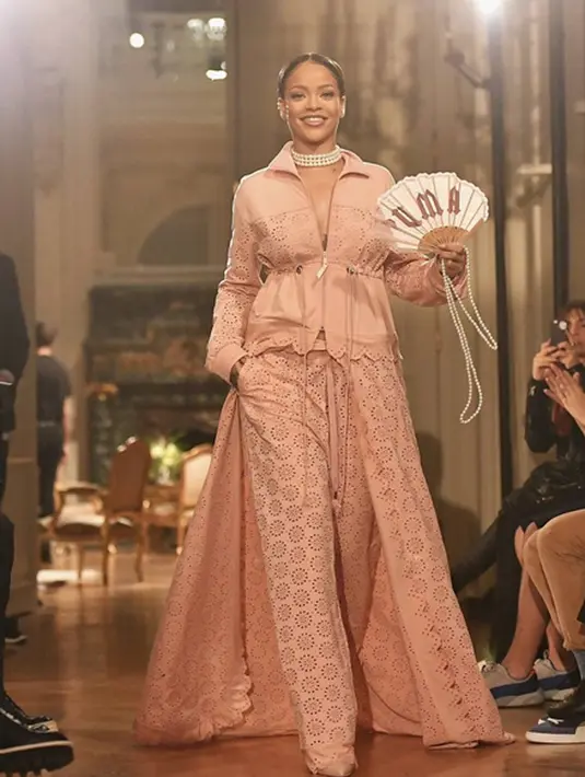 Terlihat sangat mencintai RiRi, namun bukan berarti Chris tak memiliki pasangan setelah berpisah dengan RiRi. Setelah pisah dengan RiRi, dikabarkan Chris menjalin hubungan dengan Karrueche Tran dan Nia Guzman. (Instagram/badgalriri)