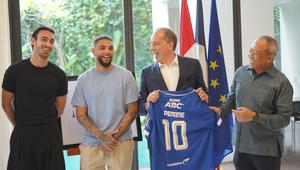 Chief Executive Officer PT Persib Bandung Bermartabat, Glenn T. Sugita, bersama pelatih Persib, Bojan Hodak, serta dua pemain asal Prancis, Layvin Kurzawa dan Andrew Jung, silaturahmi ke Kedutaan Besar Prancis. (Dok. Persib Bandung)