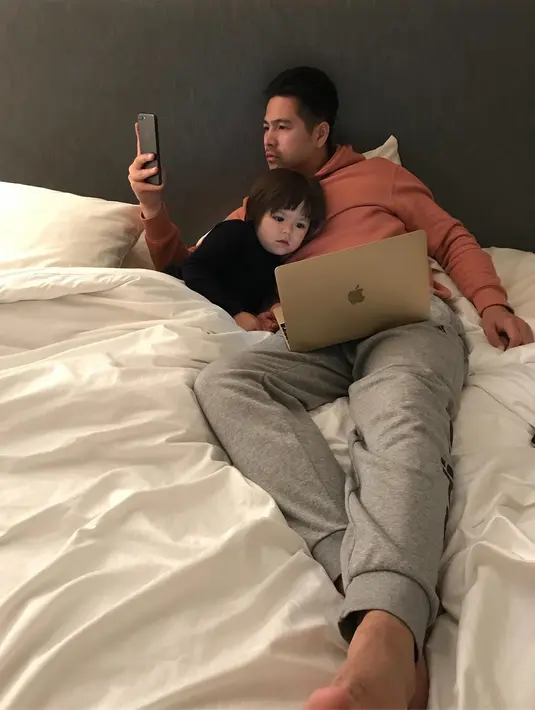 Lagi-lagi El dan Erick menghabiskan waktu bersama. Keduanya terlihat sedang berada di tempat tidur sambil bersantai. Coba lihat, El begitu nyaman berada di atas dada Erick. (Instagram/erickbanaiskandar)