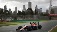 Pebalap Manor Racing asal Indonesia, Rio Haryanto, memacu mobilnya pada sesi latihan kedua di Sirkuit Albert Park, Australia, Jumat (18/3/2016). Pada sesi ini Rio mencatatkan waktu 1 menit 44, 304 detik. (Reuters/Jason Reed)