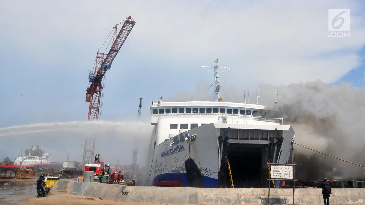 Kapal Panorama Nusantara Terbakar di Pelabuhan Tanjung Mas