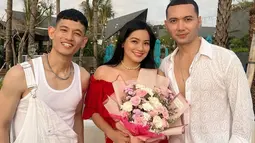 Pemain film Makmum ini bersama teman-temannya asyik merayakan momen spesial itu di tepi pantai. Foto-foto ulang tahunnya pun ramai dibanjiri ucapan selamat. Sejumlah publik figur pun turut memberi ucapan di antaranya Fenita Arie, Angel Karamoy hingga Fairuz A Rafiq. (Liputan6.com/IG/@titi_kamall)