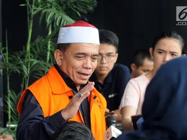 Tersangka Gubernur Aceh Irwandi Yusuf menjawab pertanyaan wartawan usai menjalani pemeriksaan di Gedung KPK, Jakarta, Kamis (26/7). Irwandi Yusuf memakai rompi tahanan dan kopiah merah putih. (Merdeka.com/Dwi Narwoko)