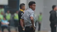 Pelatih PSPS Riau, Marwal Iskandar pada laga 8 Besar Liga 2 Grup Y di Stadion GBLA, Bandung, Sabtu (18/11/2017). Persebaya Menang 1-0. (Bola.com/Nicklas Hanoatubun)