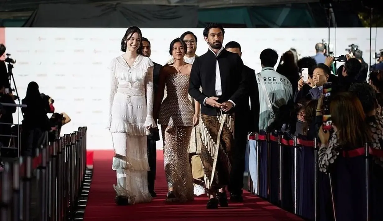 Kemudian para aktornya adalah Reza Rahadian, Shenina Cinnamon, Laura Basuki, dan Sal Priadi. Semuanya tampil memukau mengiringi karya mereka di kancah internasional. [Foto: Instagram/laurabas]