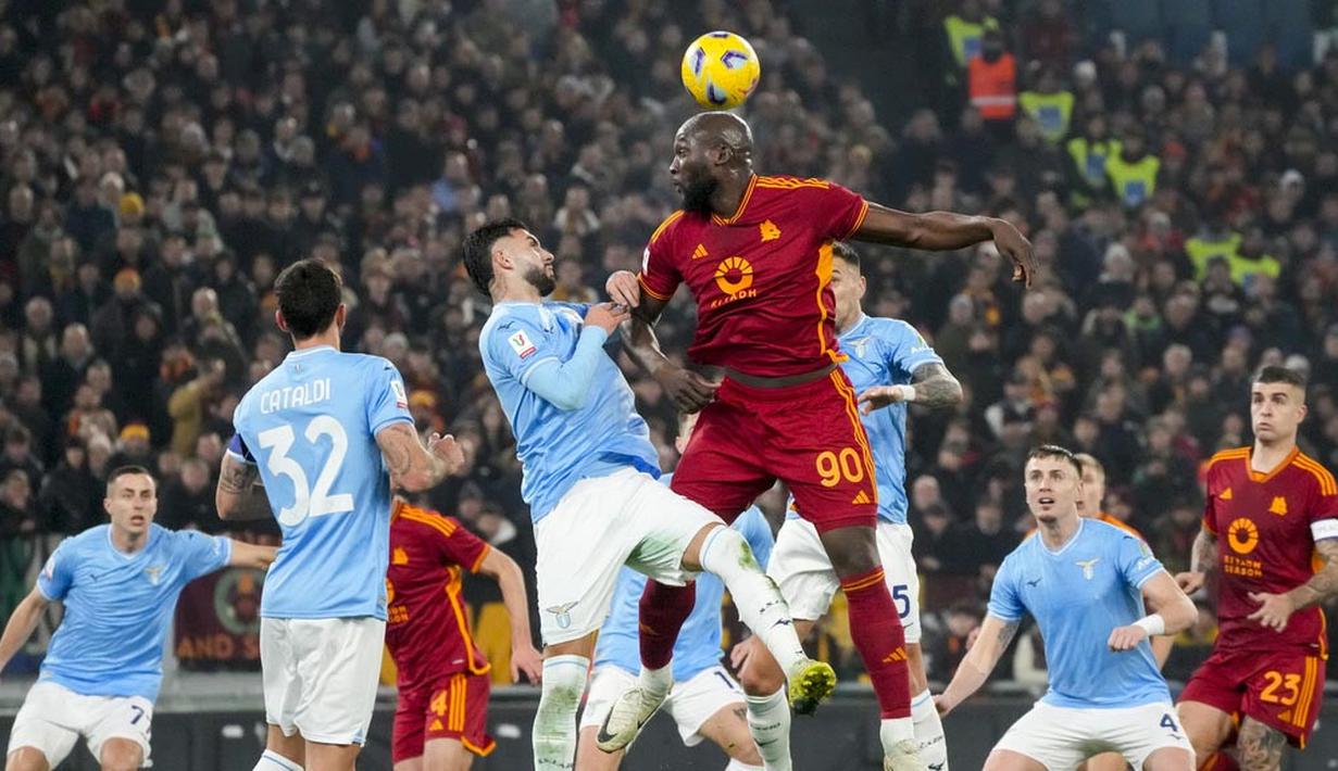 Pemain AS Roma, Romelu Lukaku, duel udara dengan pemain Lazio pada laga perempat final Coppa Italia 2023/2024 di Stadio Olimpico, Kamis (11/1/2024). (AP Photo/Gregorio Borgia)