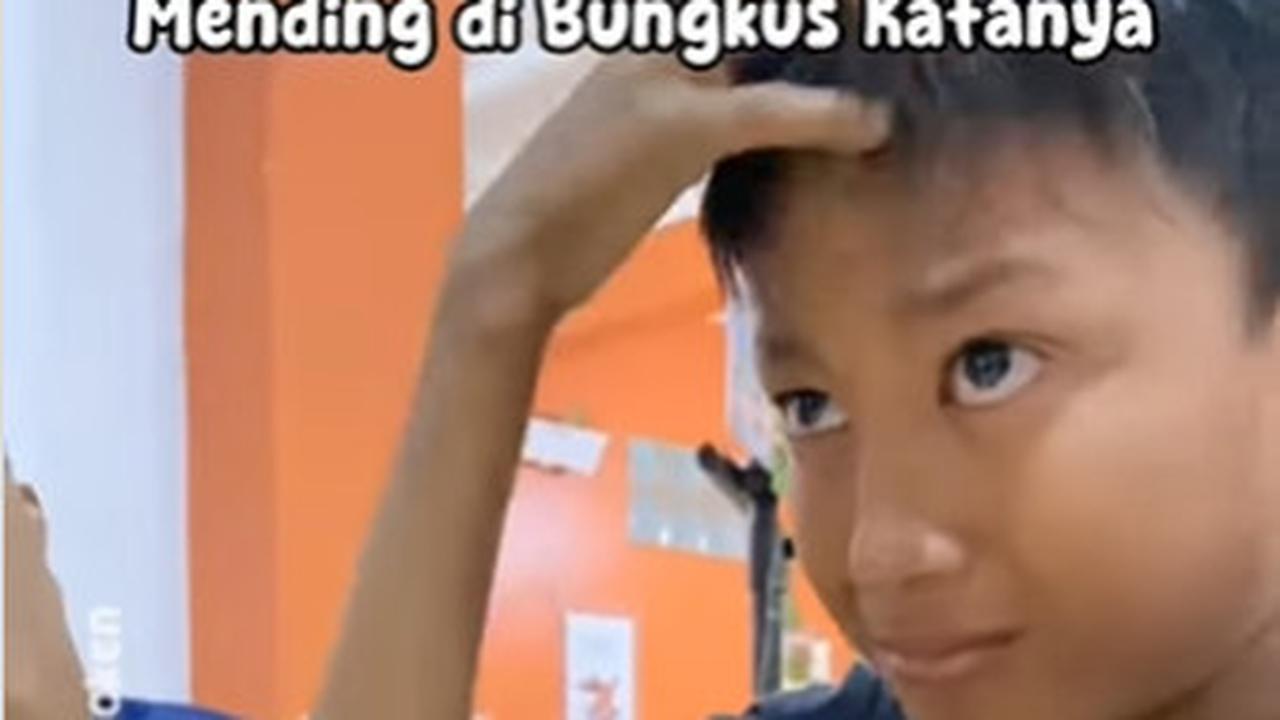 Bocah ini Menangis saat Ditraktir Makan Bareng Temannya, Ditanya Kenapa Ternyata Alasannya Bikin Sedih