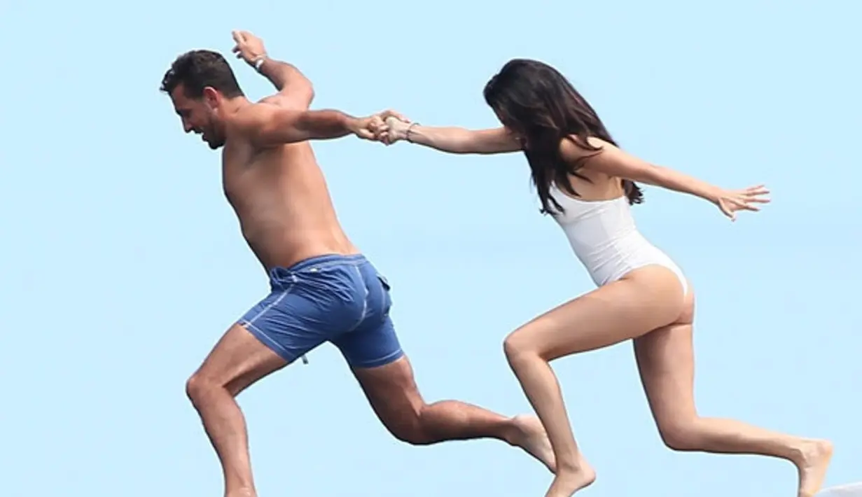 Sementara foto ini diambil di tempat yang sama keesokan harinya, yakni 23 Juli 2014. (HollywoodLife)