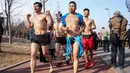 Para peserta mengambil bagian dalam lomba lari tahunan Undie Run di Olympic Forest Park, Beijing pada 24 Februari 2019. Pesertanya pun diwajibkan berlari sambil mengenakan kostum unik atau pakaian dalam saja. (Photo by STR / AFP)