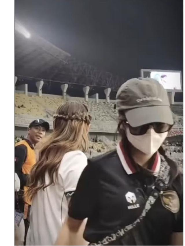 6 Potret Fuji Kepergok Nonton Timnas di Surabaya, Dinner Bareng Asnawi Mangkualam