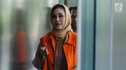 Wali Kota nonaktif Tegal, Siti Mashita Soeparno menuju ruang pemeriksaan di gedung KPK, Jakarta, Selasa (24/10). Siti Mashita diperiksa sebagai tersangka dugaan suap pengelolaan dana jasa pelayanan RSUD Kardinah TA 2017. (Liputan6.com/Helmi Fithriansyah)