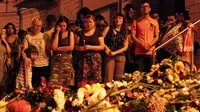 Orang-orang menyalakan lilin di kedutaan Belanda untuk korban Malaysia Airlines MH17 (REUTERS/Valentyn Ogirenko)