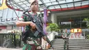 TNI melakukan penjagaan di sebuah pusat perbelanjaan di Glodok, Jakarta, Rabu (15/4). TNI menurunkan 15.000 prajurit dalam pengamanan Pilkada DKI putaran ke 2. (Liputan6.com/Angga Yuniar)