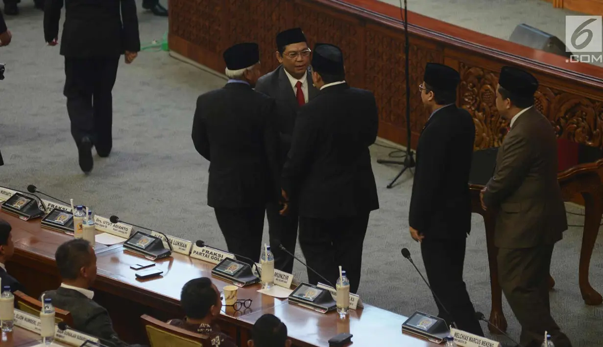 Wakil Ketua DPR RI, Utut Adianto usai pelantikan di komplek Parlemen DPR/MPR, Jakarta, Selasa (20/3). Dalam pelantikan tersebut hadir pula Menteri Koordinator Bidang Pembangunan Manusia dan Kebudayaan Puan Maharani. (Merdeka.com/Imam Buhori)