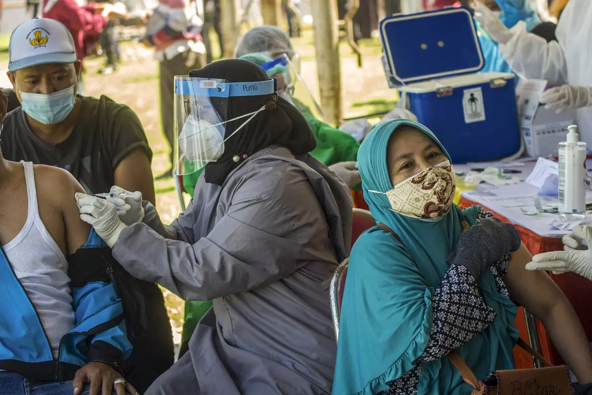 FOTO: Klinik Vaksinasi COVID-19 Massal Darurat di Surabaya