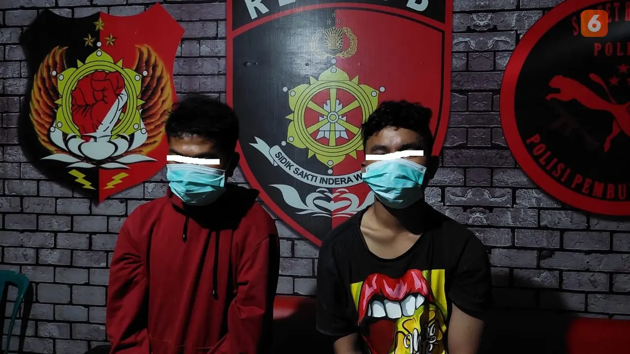 Kedua terduga pelaku pembacokan wartawan, masing-masing berinisial AL(19) dan IM(21) (Arfandi Ibrahim/Liputan6.com)