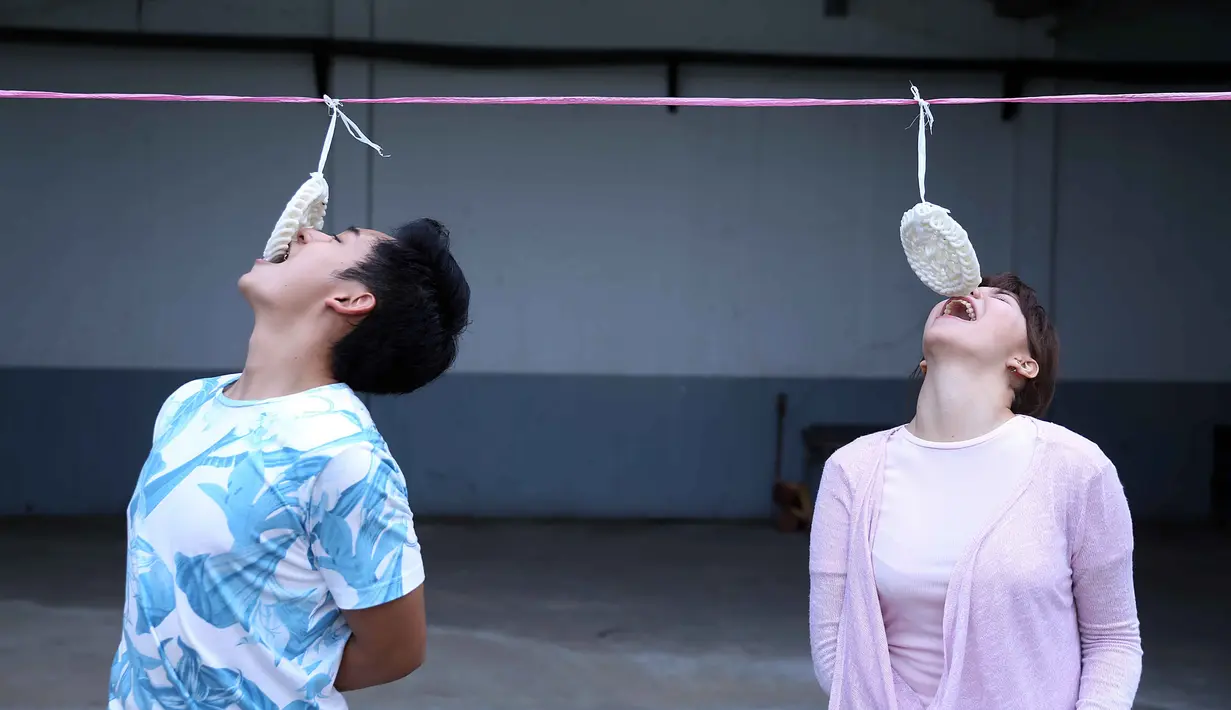 "Favorit gue balap karung. Pernah jatuh seru banget. Makan kerupuk juga favorit, ama balapan pakai sendok dan kelereng. Ga cedera sih," kata Randy Martin Studio Penta  kawasan Kebon Jeruk, Jakarta Barat, Selasa, Jakarta Barat.  (Nurwahyunan/Bintang.com)