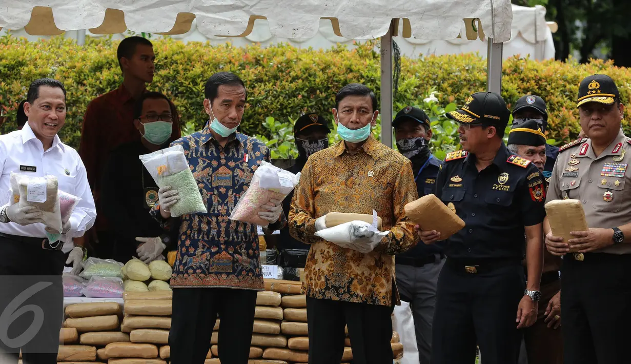 Presiden Jokowi bersama Kepala BNN Komjen Budi Waseso dan Menko Polhukam Wiranto menunjukkan barang bukti narkoba yang berhasil dijaring BNN selama dua bulan terakhir, di Monas, Jakarta, Selasa (6/12). (Liputan6.com/Faizal Fanani)