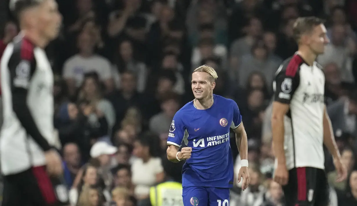 Selebrasi pemain Chelsea, Mykhailo Mudryk (tengah), setelah mencetak gol ke gawang Fulham dalam pertandingan pekan ketujuh Premier League 2023/2024 yang digelar di Craven Cottage, Selasa (3/10/2023) dini hari WIB. (AP Photo/Kin Cheung)