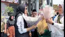 Kedatangan artis berdarah Indonesia, Arab dan Belanda itu disambut meriah oleh siswa dan gurunya. [Instagram/sonyafatmala]