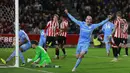 Laga pekan ke-20 Liga Inggris musim 2021/2022 begitu spesial bagi seorang gelandang Manchester City, Phil Foden. Pasalnya, ia menjadi pencetak satu-satunya gol kemenangan di saat ulang tahunnya yang ke-21. (AP/Ian Walton)