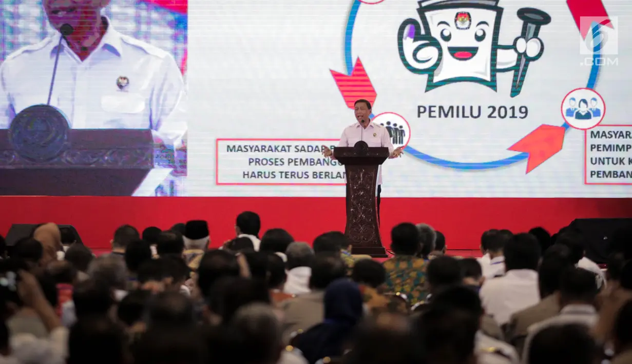 Menko Politik, Hukum, dan Keamanan (Polhukam), Wiranto, memberikan arahan dalam Rakornas Bidang Kewaspadaan Nasional di Jakarta, Rabu (27/3). Rakornas tersebut berlangsung dalam rangka pemantapan penyelenggaraan Pemilu 2019. (Liputan6.com/Faizal Fanani)
