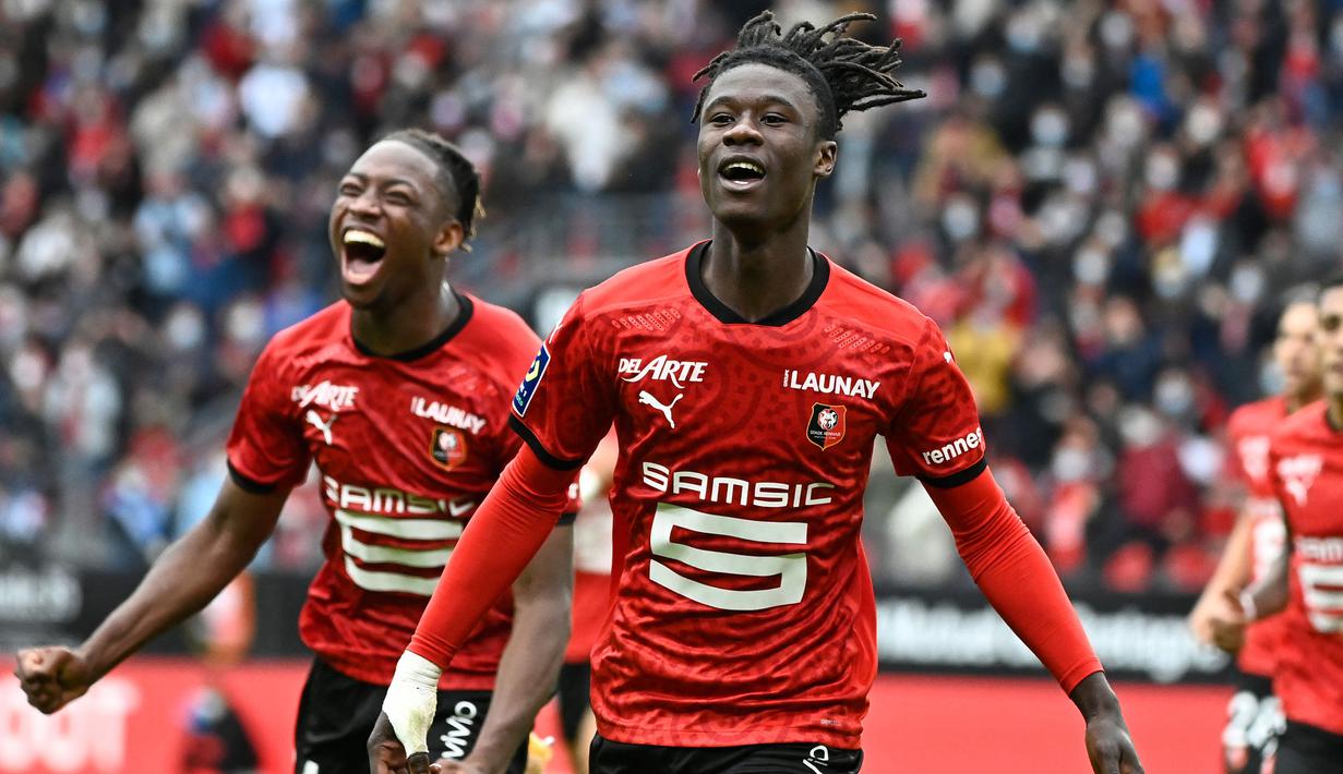 Eduardo Camavinga tercatat memiliki nilai banderol sebesar 55 juta Euro. Pemain Renners tersebut tercatat telah mencetak satu gol dan tiga assist di 39 penampilannya di semua kompetisi musim 2020/2021. (Foto: AFP/Damien Meyer)