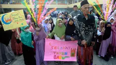 Sejumlah siswa SDI Al Hidayah Cinere mengikuti pawai menyambut Tahun Baru Islam 1 Muharram 1445 Hijriah di Cinere, Depok, Jawa Barat, Selasa (18/7/2023). (merdeka.com/Arie Basuki)