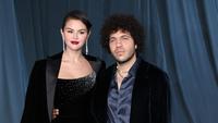 Potret Selena Gomez - Benny Blanco Tampil Perdana di Karpet Merah Sebagai Suami Istri