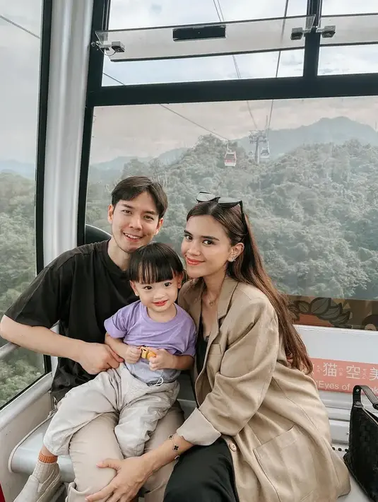 Potret bahagia pasangan ini menikmati liburan. Menikmati serunya naik gondola di Taipei. [Instagram/audimarissa]