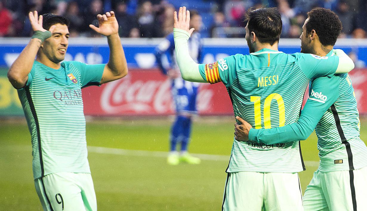 Striker Barcelona, Luis Suarez, merayakan gol yang dicetaknya ke gawang Alaves. Gol kemenangan Barca ditorehkan oleh Luis Suarez dua gol, Neymar, Lionel Messi, Ivan Rakitic dan sebuah gol bunuh diri. (EPA/Jose Ramon Gomez)