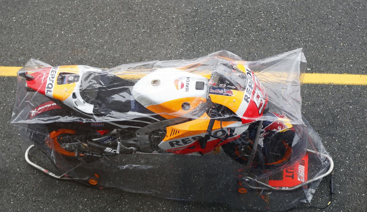Motor milik Marc Marquez terbungkus plastik saat pemanasan jelang balapan Republik Ceska di Sirkuit Brno, (6/8/2017). (AP/Petr David Josek)