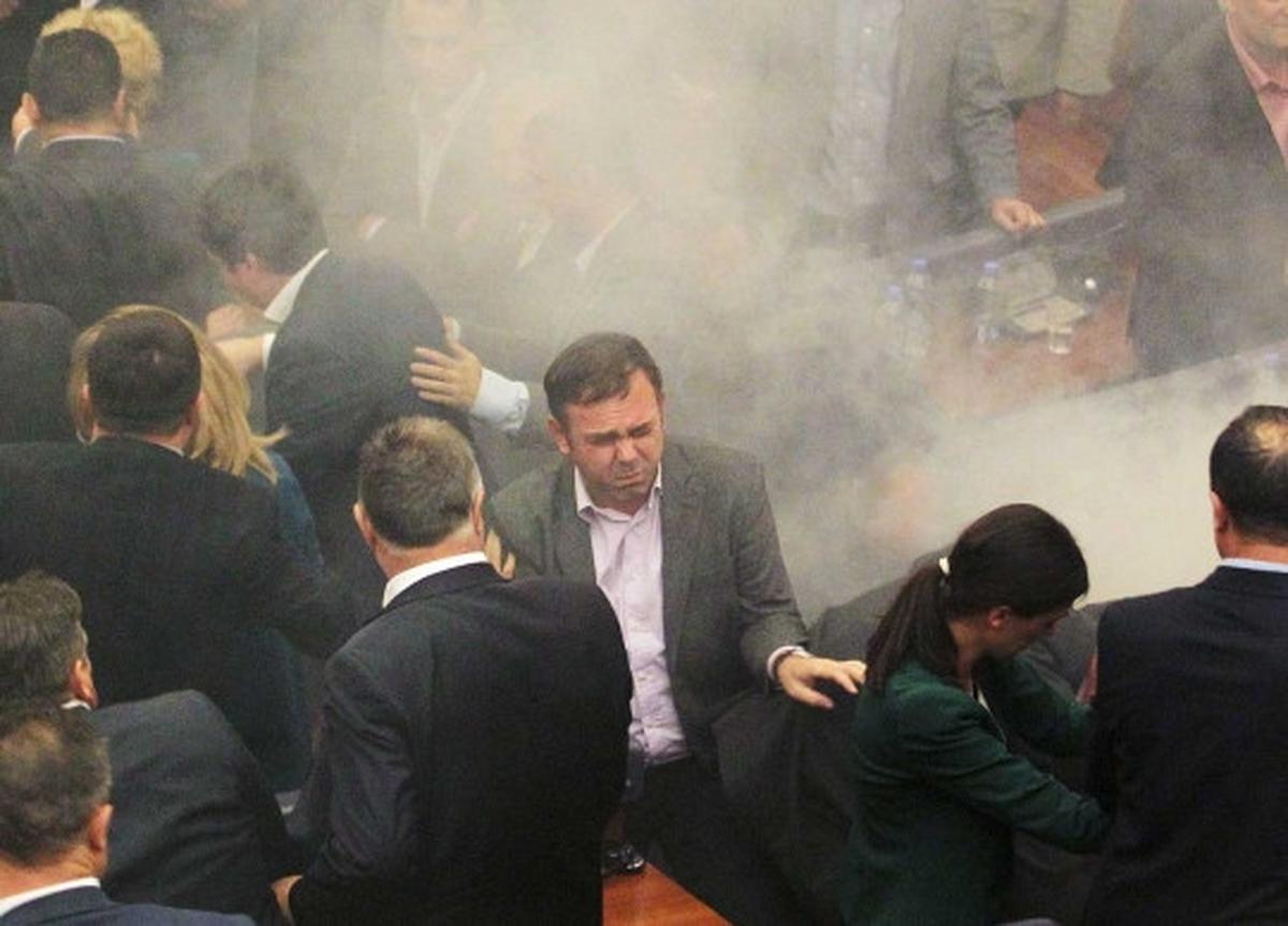 Rapat Parlemen di Kosovo diwarnai gas air mata