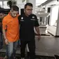 Tunangan Dhawiya Zaida, Muhammad dikawal petugas saat dihadirkan dalam rilis di Polda Metro Jaya, Jakarta, Sabtu (17/2). Dari Muhammad, petugas menemukan sabu seberat 0,38 gram yang disimpan di dalam ban pinggang celananya. (Liputan6.com/Arya Manggala)