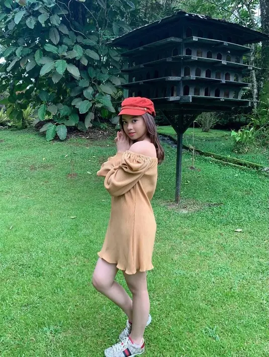 Kali ini, Lyodra tampil feminin dengan sabrina dress berwarna nude dan sneakers. Simpel dan chic! (Instagram/lyodraofficial).