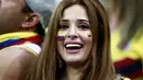 Keceriaan suportr Kolombia saat timnya mengalahkan Polandia pada laga grup H Piala Dunia 2018 di Kazan Arena, Kazan, Rusia, (24/6/2018). Kolombia menang 3-0 atas Polandia. (AFP/Benjamin Cremel)