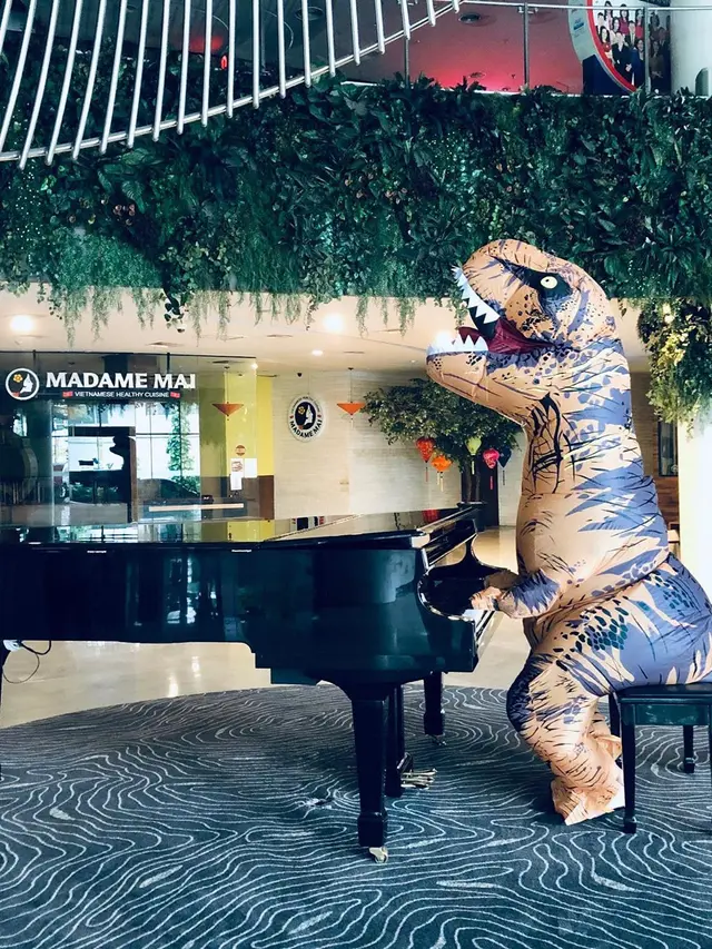 Selain Belanja di Mall, Ini 5 Tingkah Laku Pria Berkostum Dinosaurus yang Bikin Senyum