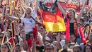 Suporter Jerman merayakan kemenangan atas Slovakia pada laga 16 besar Piala Eropa 2016 di Berlin, Jerman, Minggu (26/6/2016) malam WIB. (EPA/Paul Zinken)