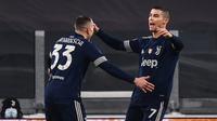 Striker Juventus, Cristiano Ronaldo (kanan) melakukan selebrasi usai mencetak gol ketiga timnya ke gawang Sassuolo dalam laga lanjutan Liga Italia Serie A 2020/21 pekan ke-17 di Juventus Stadium, Minggu (10/1/2021). Juventus menang 3-1 atas Sassuolo. (AFP/Marco Bertorello)