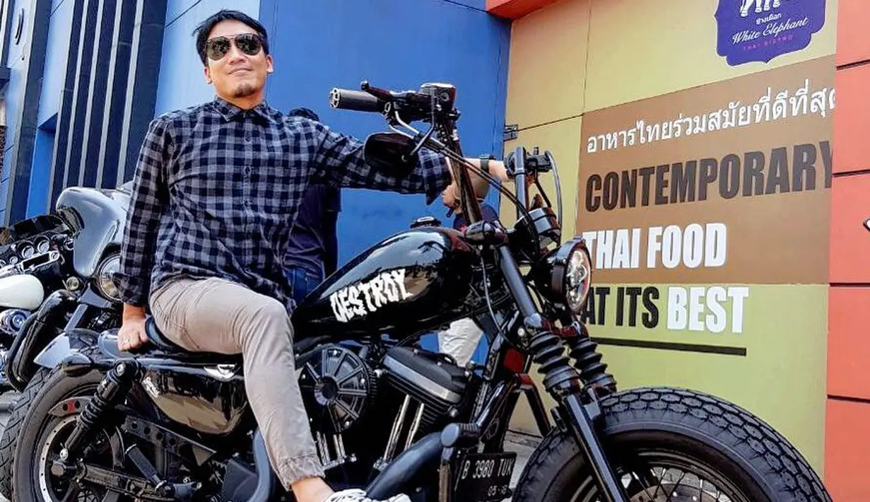 Seperti yang sudah sering dibicarakan bahwa pasangan suami istri Desta dan Natasha ini termasuk pasangan suami istri yang jauh sekali dari gossip. Keduanya selalu terlihat romantis dan berbahagia. (Instagram/desta80s)