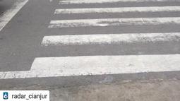 Jangan memaksakan parkir di zebra cross, karena itu hak pejalan kaki. (Source: Instagaram/@radar_cianjur via Instagram/@parkirlobangsat)