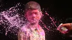 Seorang anak India terkena air berwarna selama perayaan festival Holi di Chennai (2/3). Holi, festival musim semi hindu di India yang diadakan 2 Maret tahun ini pada akhir musim dingin pada bulan purnama pertama kalender lunar. (AFP Photo/Arun Sankar)